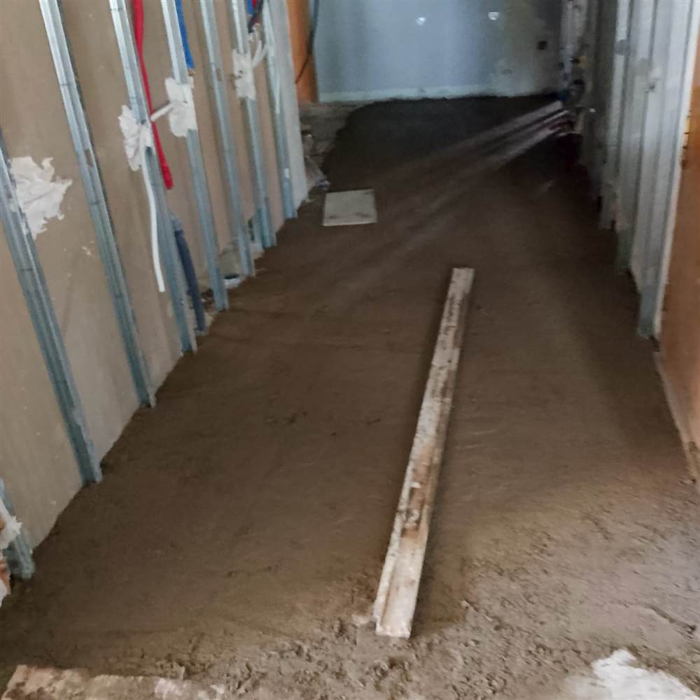 Tabiquería nueva y solera durante una reforma integral de vivienda